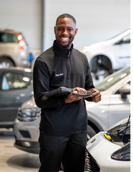 Feu Vert recrute et forme avec l'Afpa et France Travail ses futurs mécaniciens service rapide (H/F) avec un CDI à la clé !